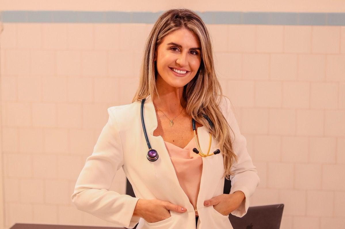 Dra. Paula Zanella Caús com estetoscópio, sorrindo
